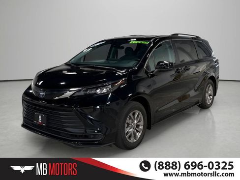 Used 2024 Toyota Sienna LE AWD/4WD image 1