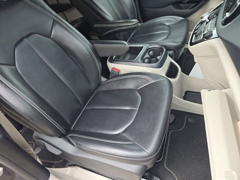 Used 2023 Chrysler Pacifica Touring-L FWD image 14