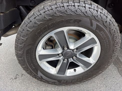 Used 2019 Jeep Wrangler Unlimited Sahara w/ Dual Top Group AWD/4WD image 13