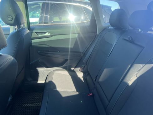 Used 2025 Volkswagen Taos SE AWD/4WD image 6