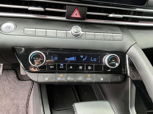 Used 2024 Hyundai Elantra Limited FWD image 18