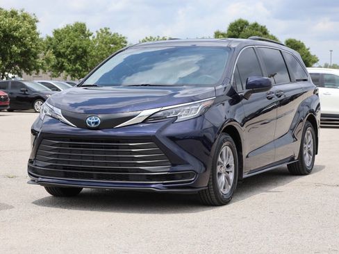 Used 2023 Toyota Sienna LE w/ LE Plus Package AWD/4WD image 6