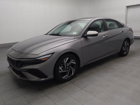 Used 2025 Hyundai Elantra SEL FWD image 2