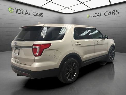 Used 2017 Ford Explorer XLT w/ Equipment Group 202A FWD image 5