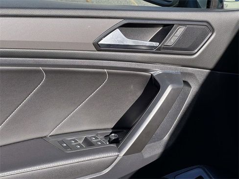 Used 2022 Volkswagen Tiguan SE image 12