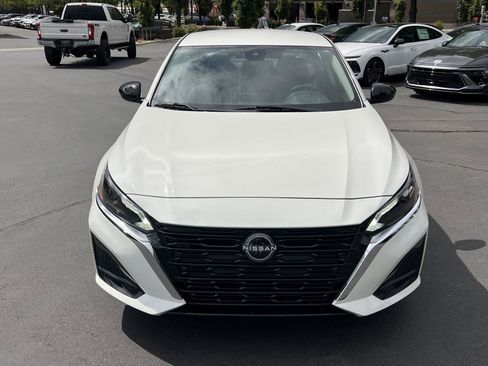 Used 2025 Nissan Altima 2.5 SV AWD/4WD image 3