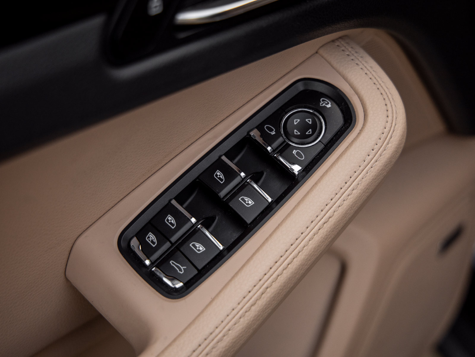 Certified 2024 Porsche Macan AWD/4WD image 20