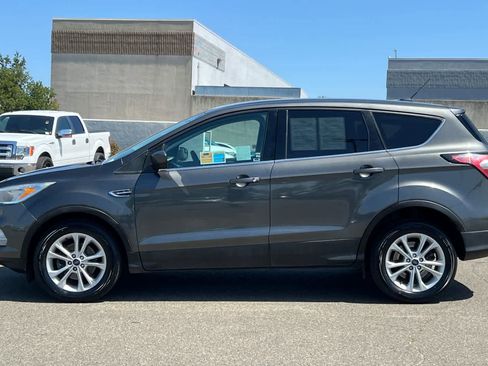 Used 2017 Ford Escape SE FWD image 9