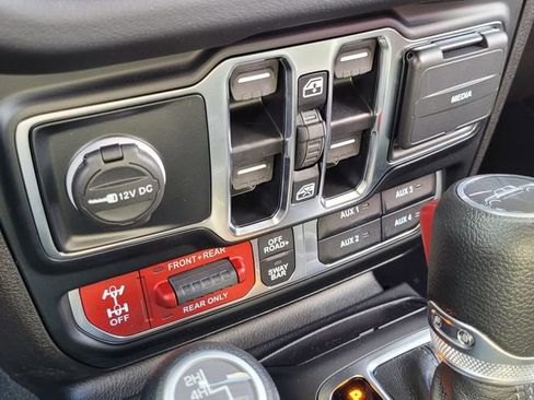 Used 2024 Jeep Gladiator Rubicon w/ Technology Group image 31