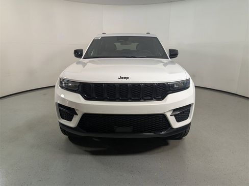 New 2025 Jeep Grand Cherokee Altitude image 2