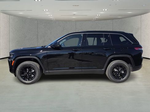 New 2026 Jeep Grand Cherokee Altitude RWD image 3