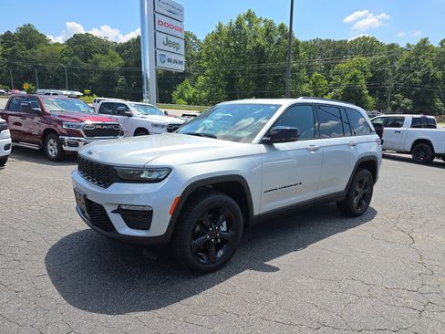 New 2025 Jeep Grand Cherokee Limited w/ Black Appearance Package image 4