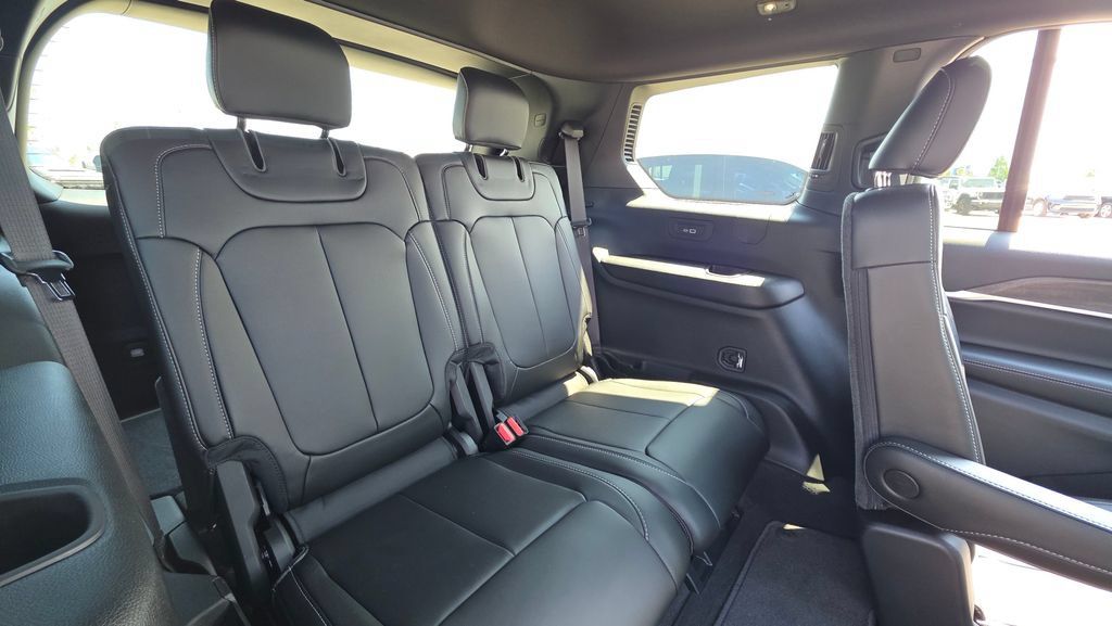 New 2026 Jeep Grand Cherokee L Limited w/ Limited Altitude Package AWD/4WD image 16