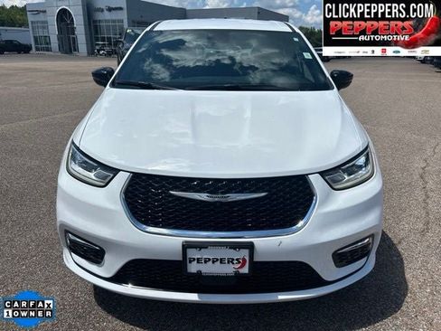 Used 2026 Chrysler Pacifica Select AWD/4WD image 2