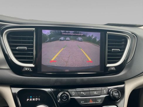 Used 2023 Chrysler Pacifica Touring-L FWD image 15