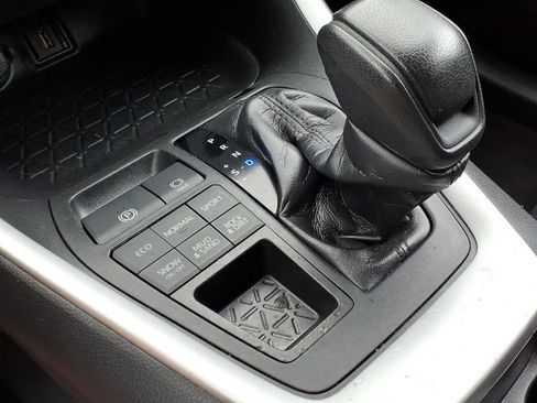 Used 2020 Toyota RAV4 LE AWD/4WD image 19