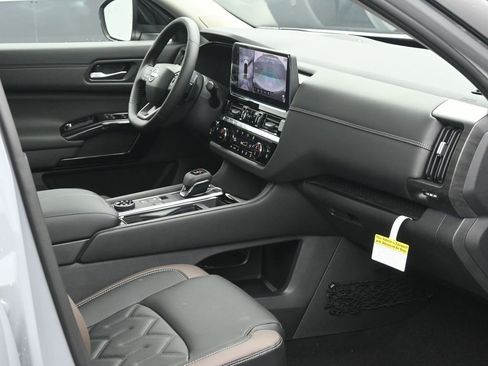 New 2026 Nissan Pathfinder Platinum image 6