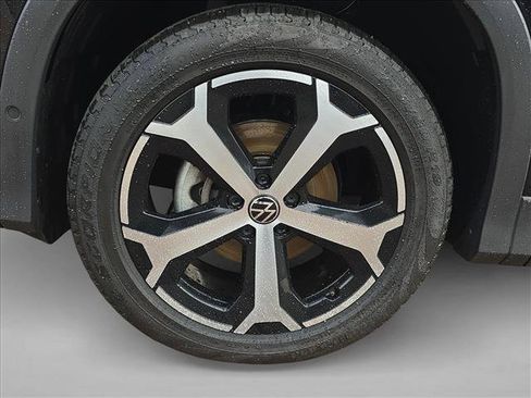 Used 2025 Volkswagen Tiguan SE image 23