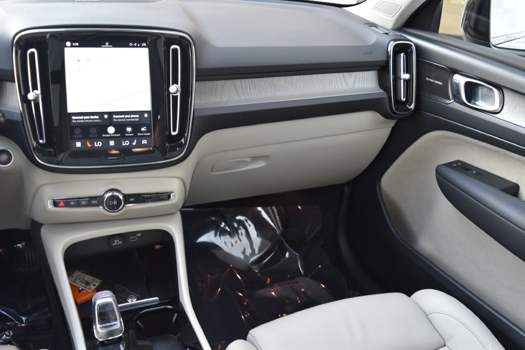 Used 2023 Volvo XC40 B4 Ultimate FWD image 13