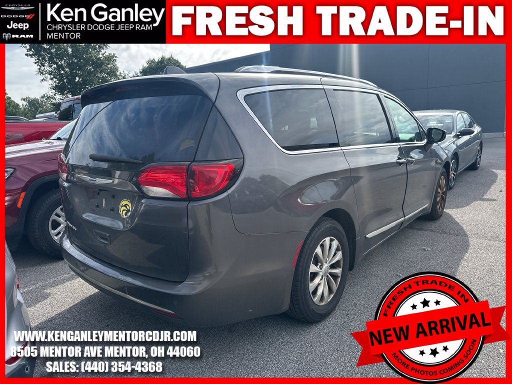 Used 2018 Chrysler Pacifica Touring-L FWD image 9
