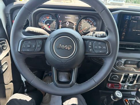 Used 2026 Jeep Wrangler Unlimited Rubicon AWD/4WD image 13