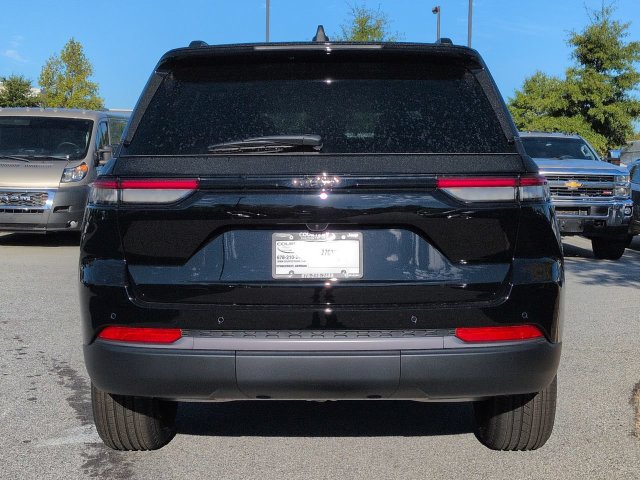 New 2027 Jeep Grand Cherokee Altitude RWD image 5