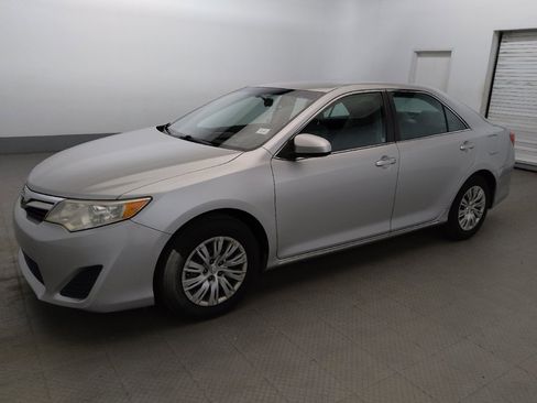 Used 2014 Toyota Camry LE FWD image 2