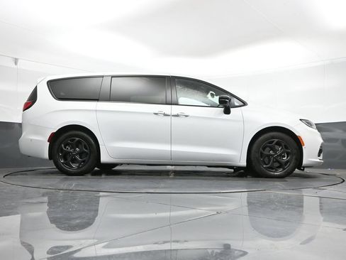 Used 2024 Chrysler Pacifica Limited FWD image 40