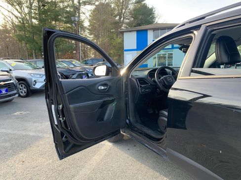 Used 2023 Jeep Cherokee Altitude Lux image 15