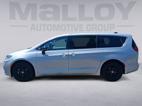 Used 2024 Chrysler Pacifica Touring-L FWD image 2