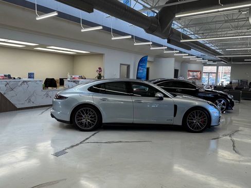 Used 2018 Chrysler Pacifica Limited w/ Advanced Safetytec Group FWD image 5
