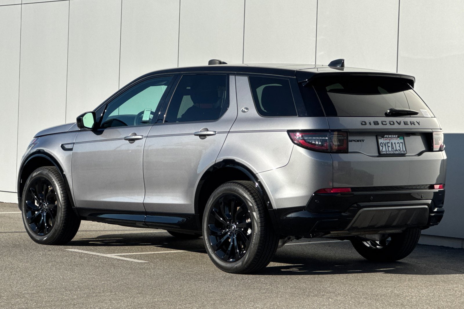 Used 2025 Land Rover Discovery Sport Dynamic SE AWD/4WD image 3