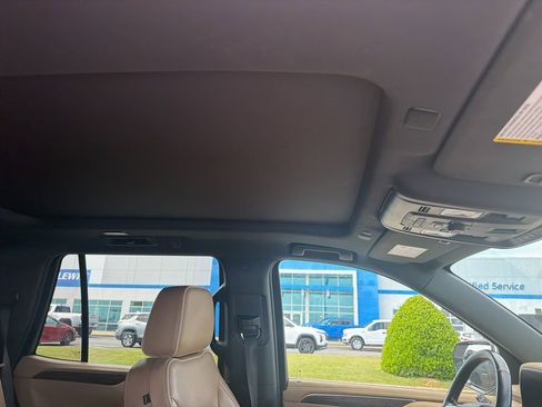 Used 2021 Chevrolet Tahoe Premier w/ Premium Package RWD image 10