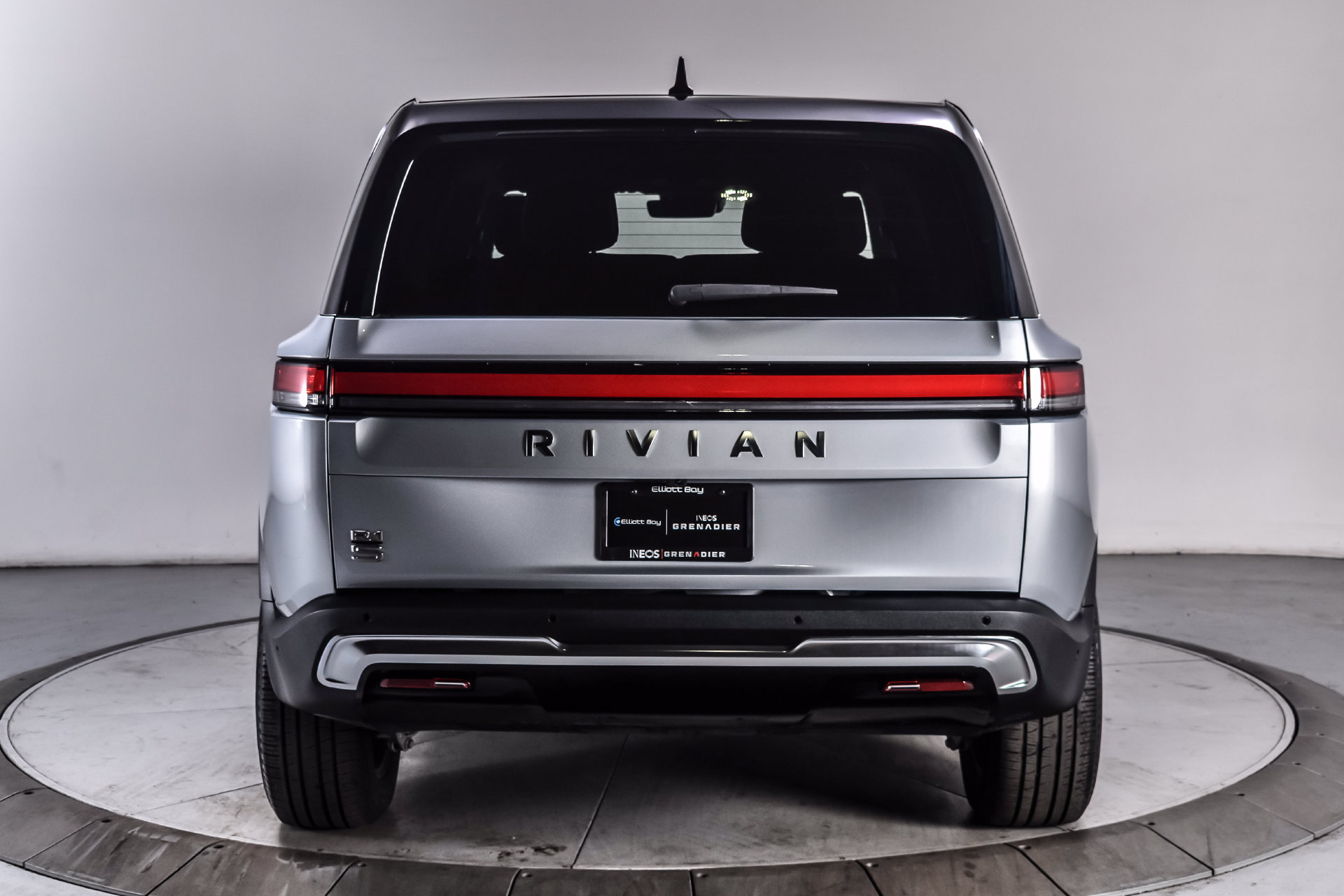 Used 2024 Rivian R1S Adventure Dual AWD/4WD image 5