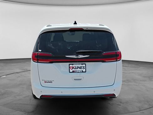 Used 2024 Chrysler Pacifica Touring-L FWD image 8