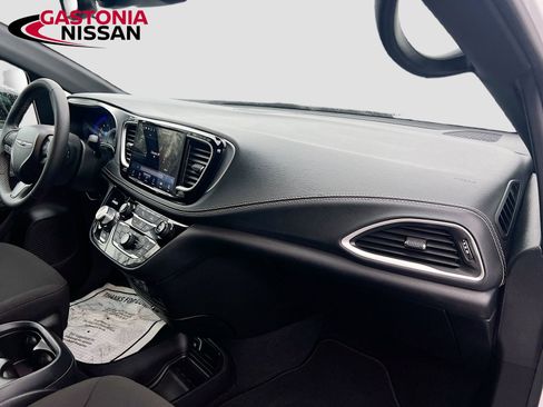 Used 2024 Chrysler Pacifica Touring image 38