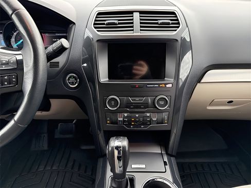 Used 2018 Ford Explorer XLT w/ Equipment Group 201A image 14