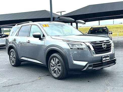 Used 2025 Nissan Pathfinder SV FWD image 10