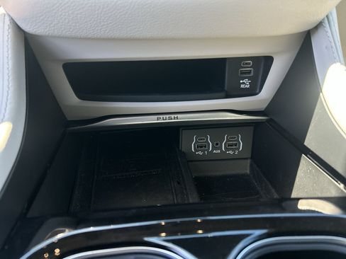 Used 2023 Chrysler Pacifica Limited w/ Uconnect Theater Family Group FWD image 23