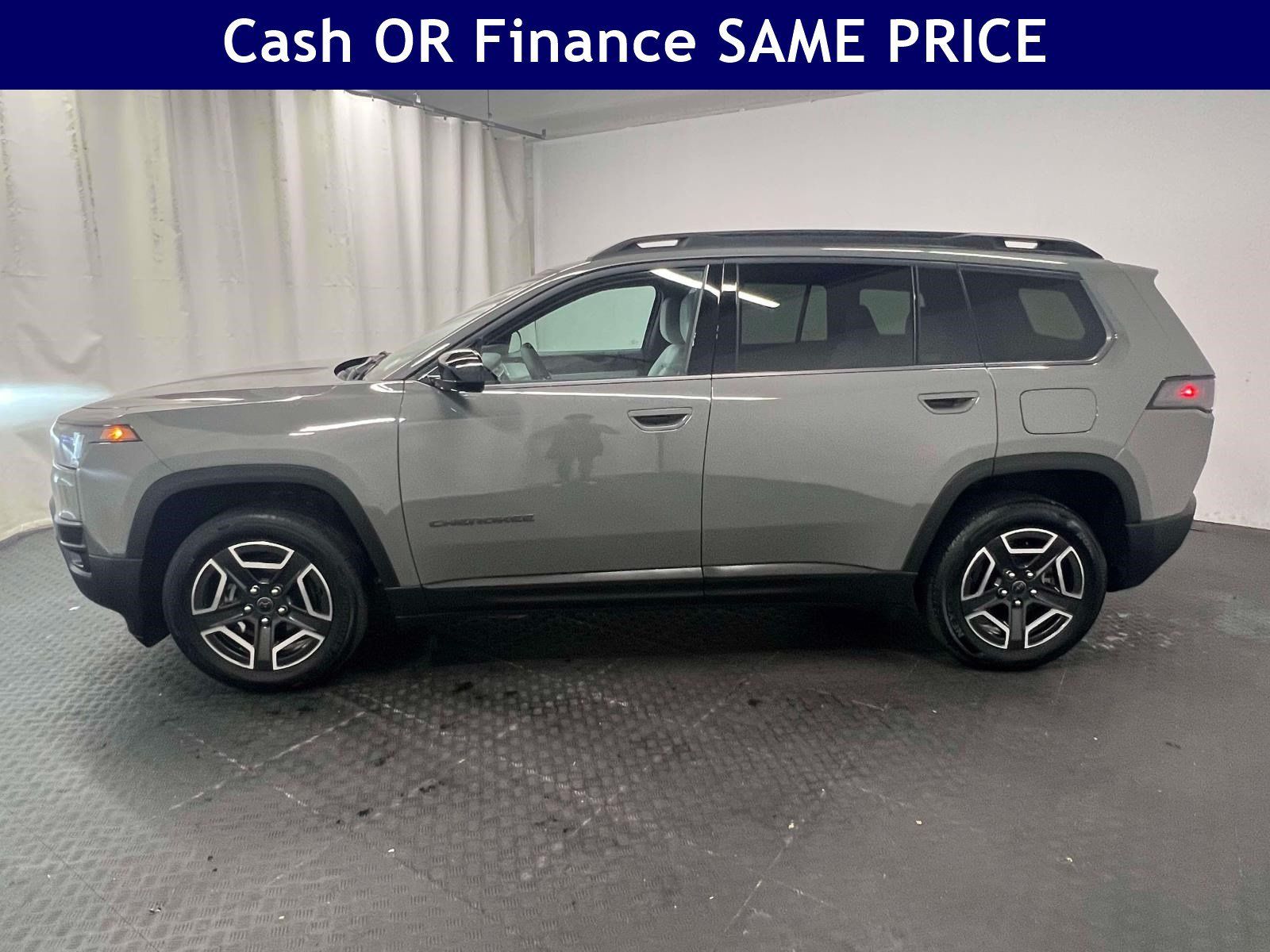 Used 2026 Jeep Cherokee Laredo AWD/4WD image 9