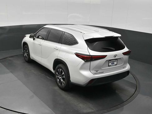 Used 2022 Toyota Highlander XLE image 14