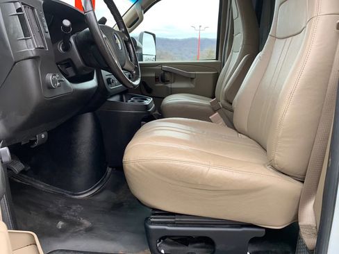 Used 2018 Chevrolet Express 3500 w/ Driver Convenience Package image 9