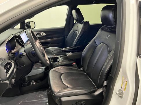 Used 2024 Chrysler Pacifica Limited FWD image 33