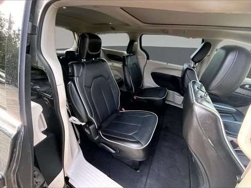 Used 2023 Chrysler Pacifica Limited FWD image 28