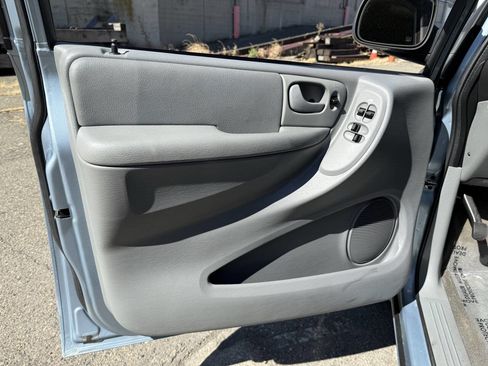 Used 2006 Chrysler Town & Country Touring image 35