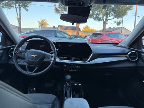 Used 2025 Chevrolet Trax LT image 31