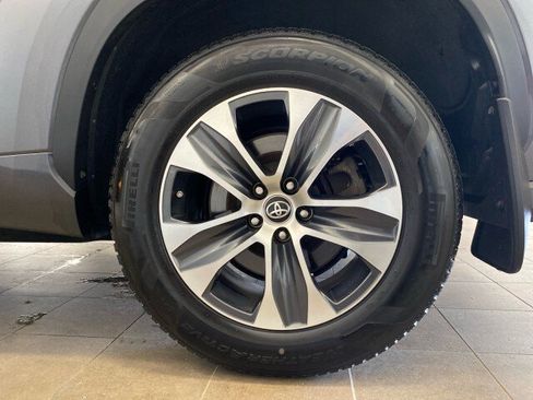 Used 2023 Toyota Highlander XLE AWD/4WD image 26