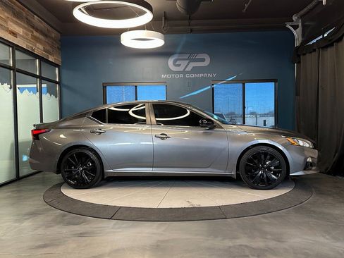 Used 2022 Nissan Altima 2.5 SR w/ Midnight Edition Package image 2