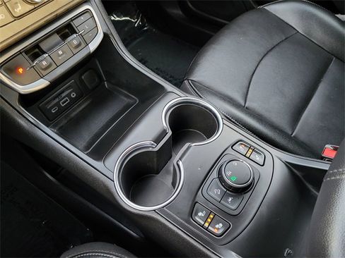 Used 2024 GMC Terrain SLT image 22