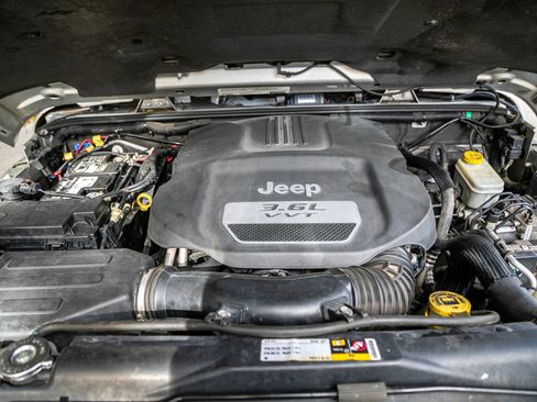 Used 2012 Jeep Wrangler Unlimited Rubicon w/ Connectivity Group image 35